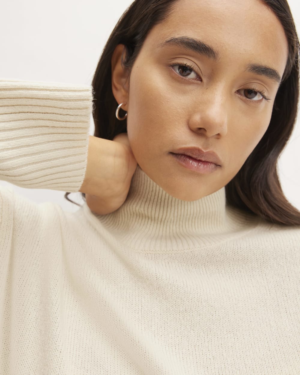 The Cashmere Oversized Turtleneck in Bone — detail view