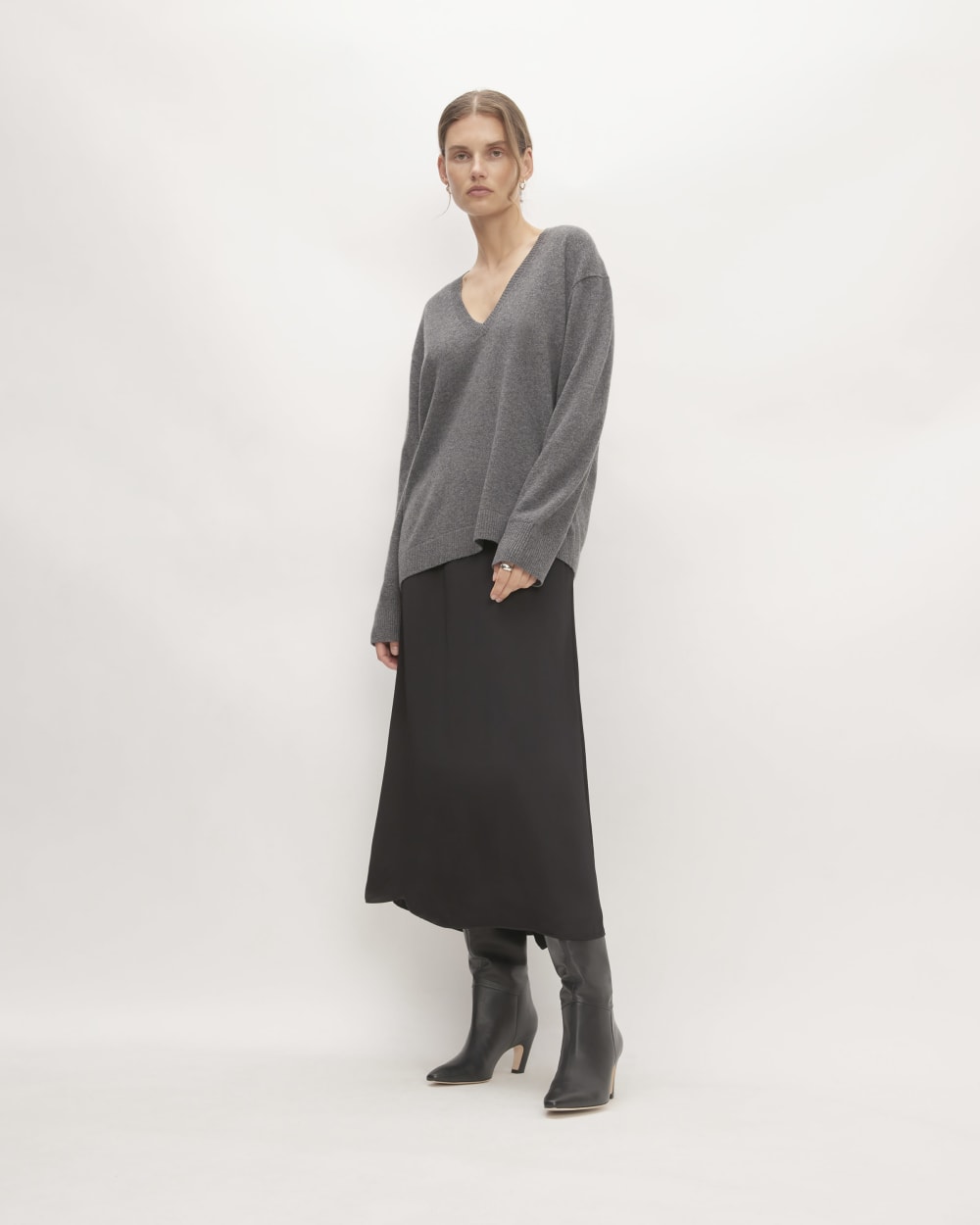 The Classic V in Cashmere in Heather Charcoal — detail view