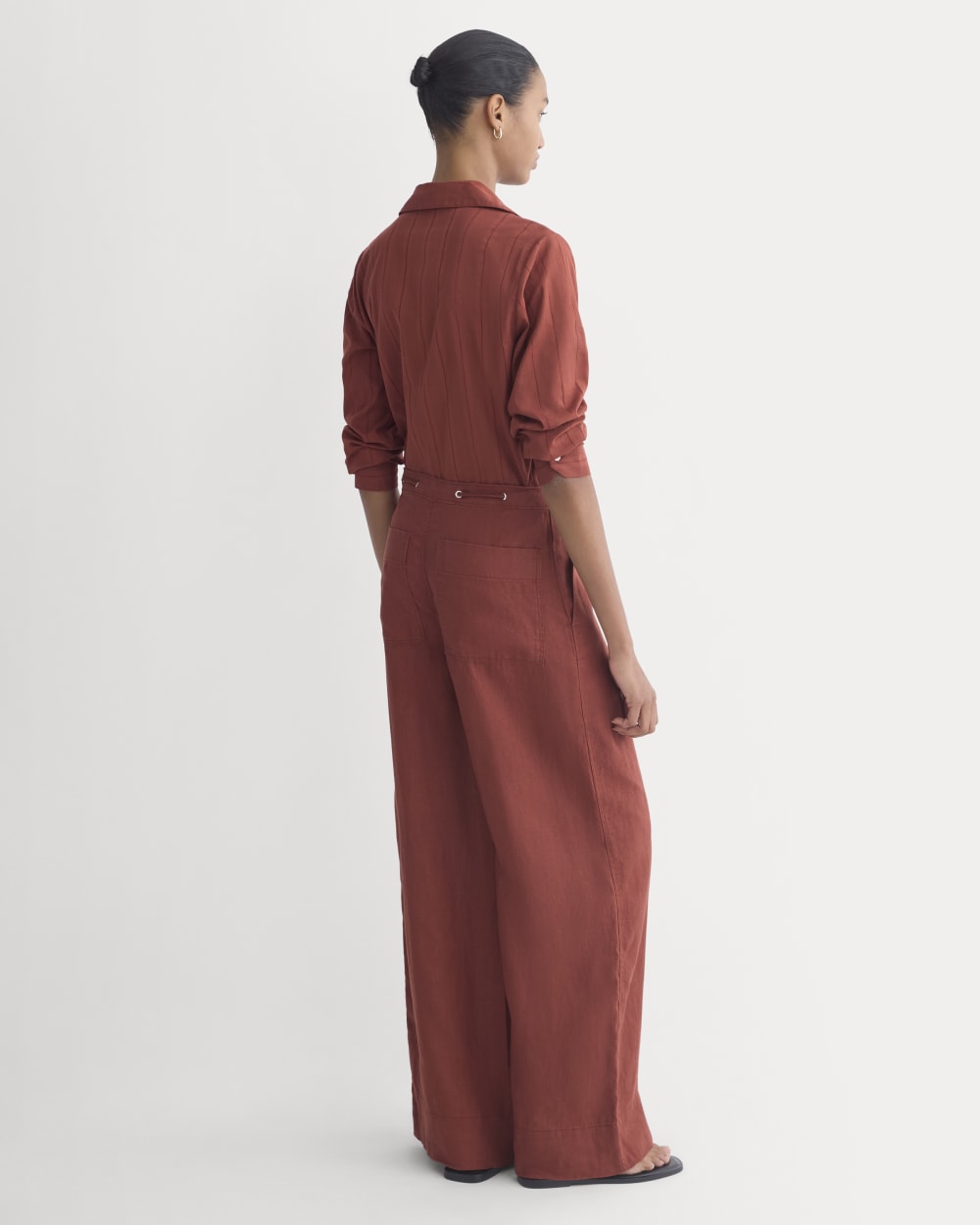 Wide-Leg Drawstring Pant in Linen in Henna Red — detail view