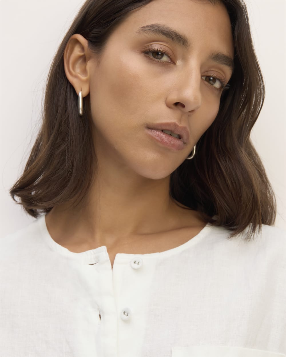 The Popover Shirt in Linen in White — detail view