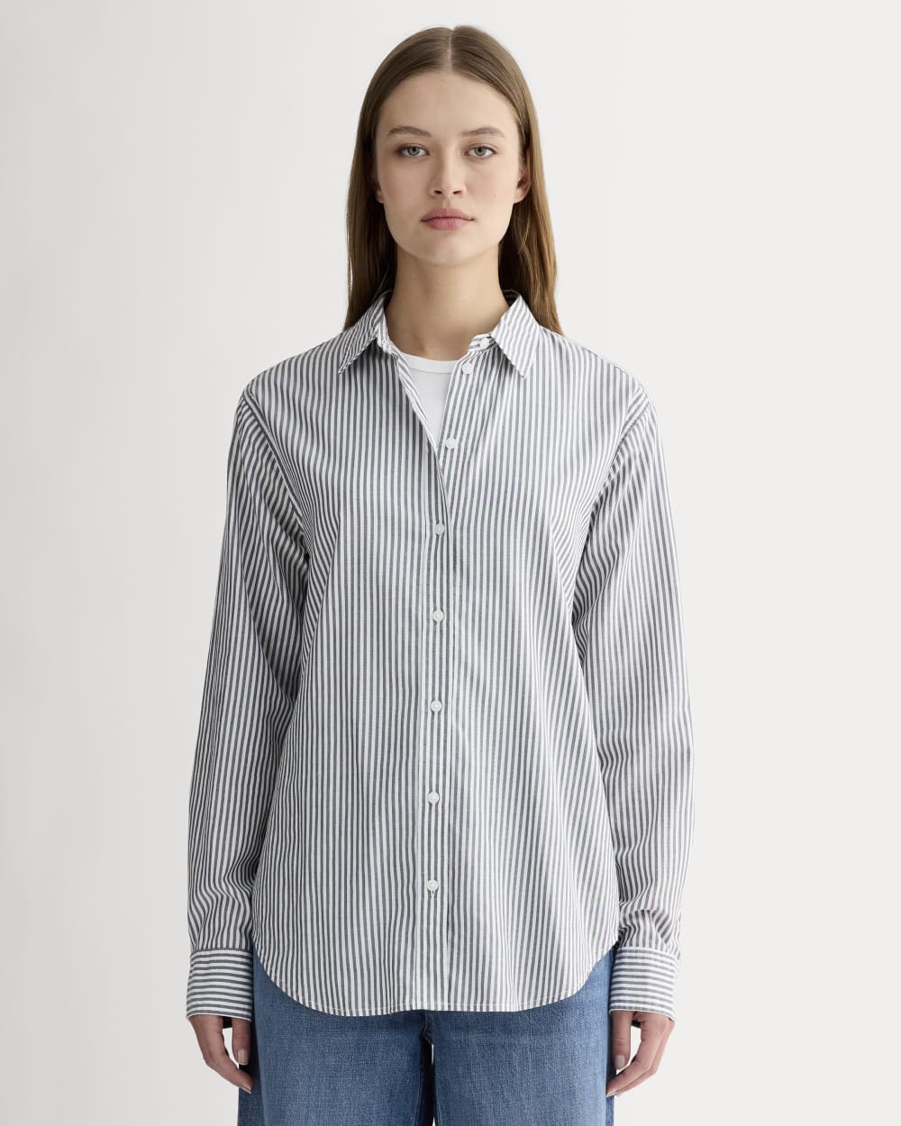 The Must-Have Shirt in Silky Cotton in Grey / White — front view