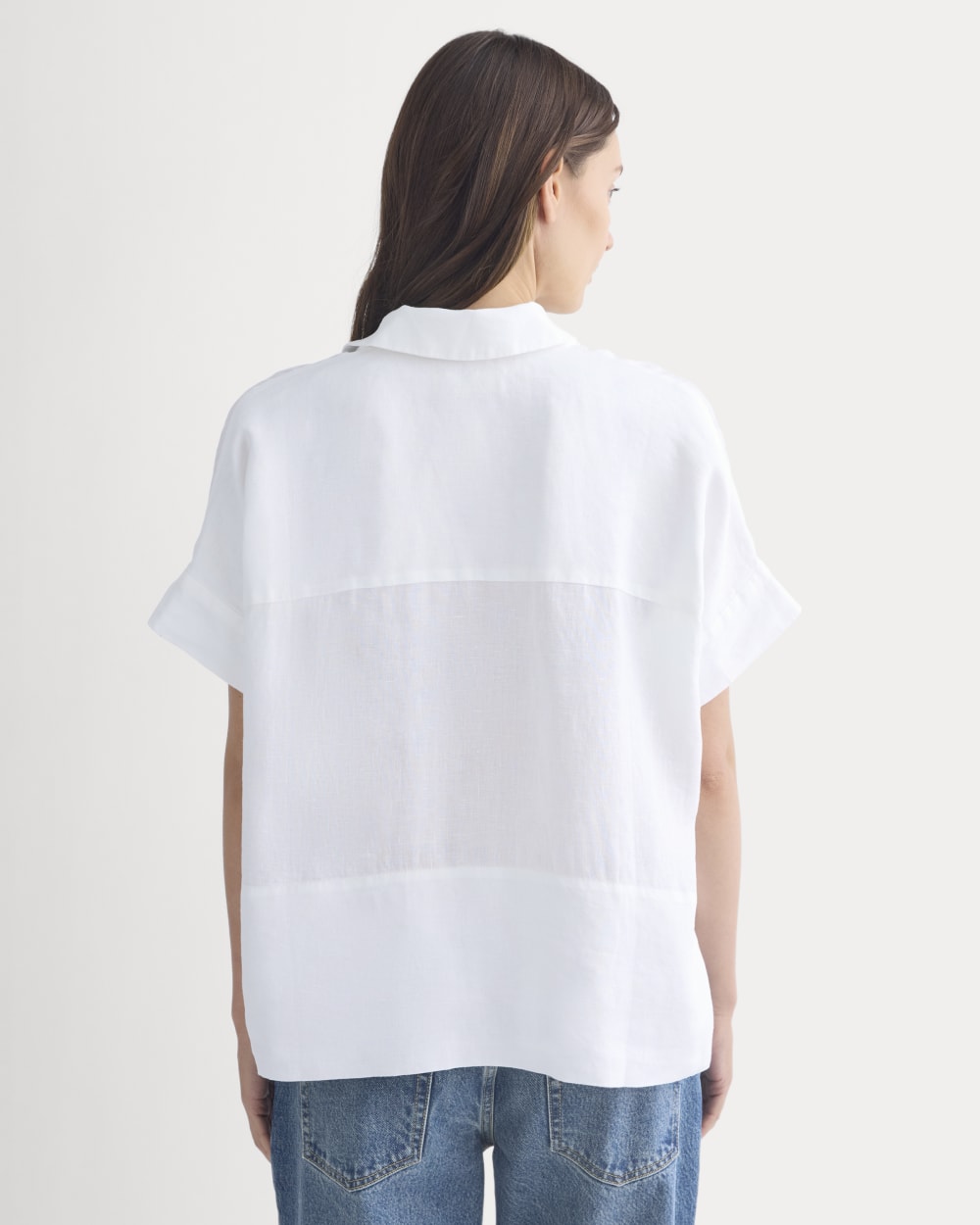 The Boxy Shirt in Linen in White — detail view