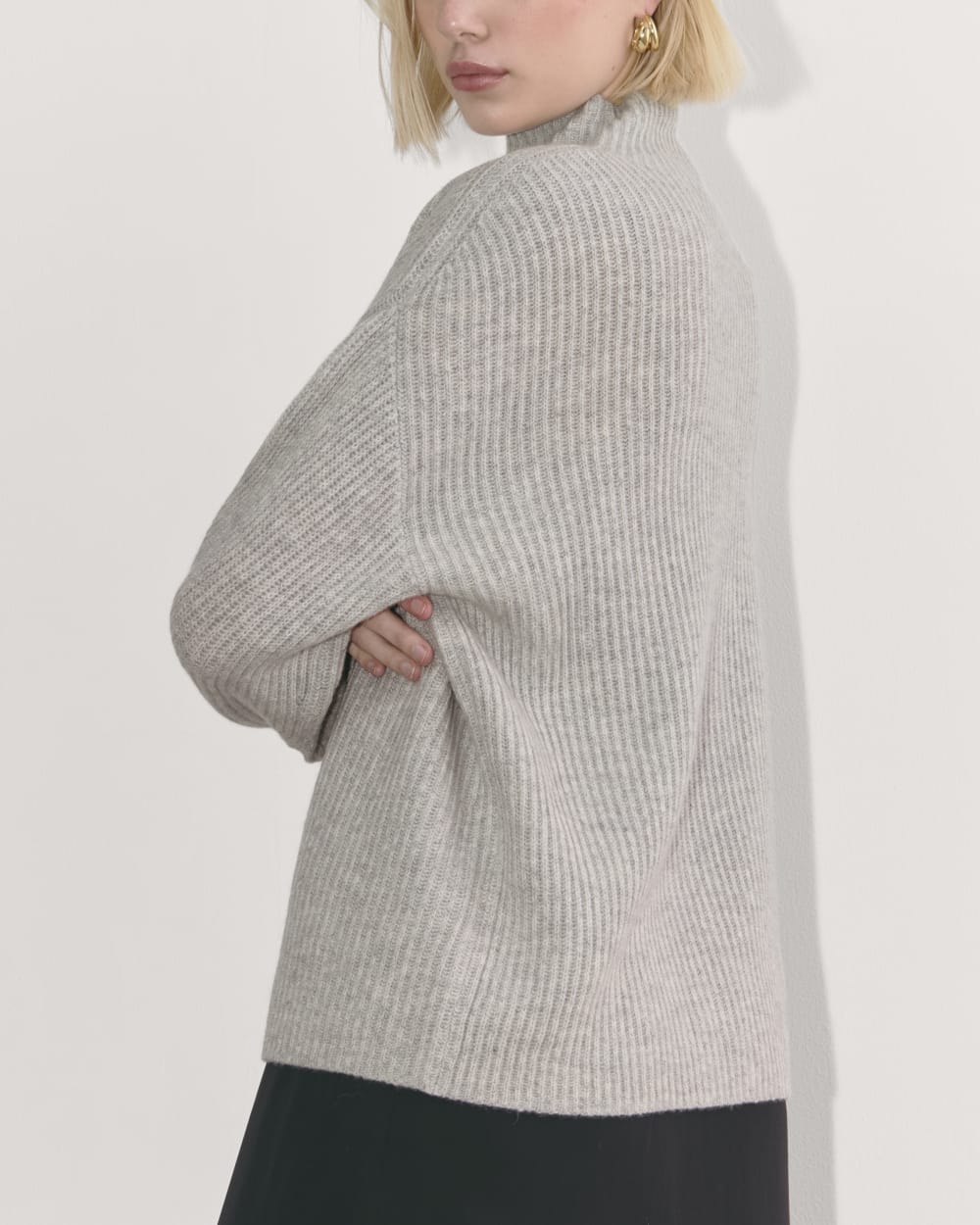 The Fisherman Turtleneck in Wool Cashmere in Light Heather Grey — detail view
