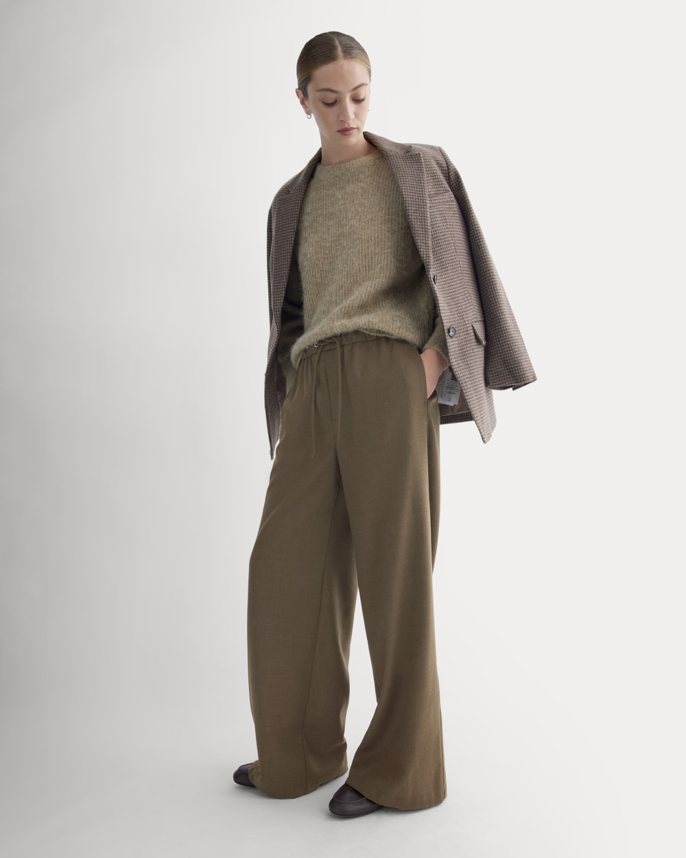 The Pull-On Trouser in Tailor Twill in Heathered Cocoa — detail view