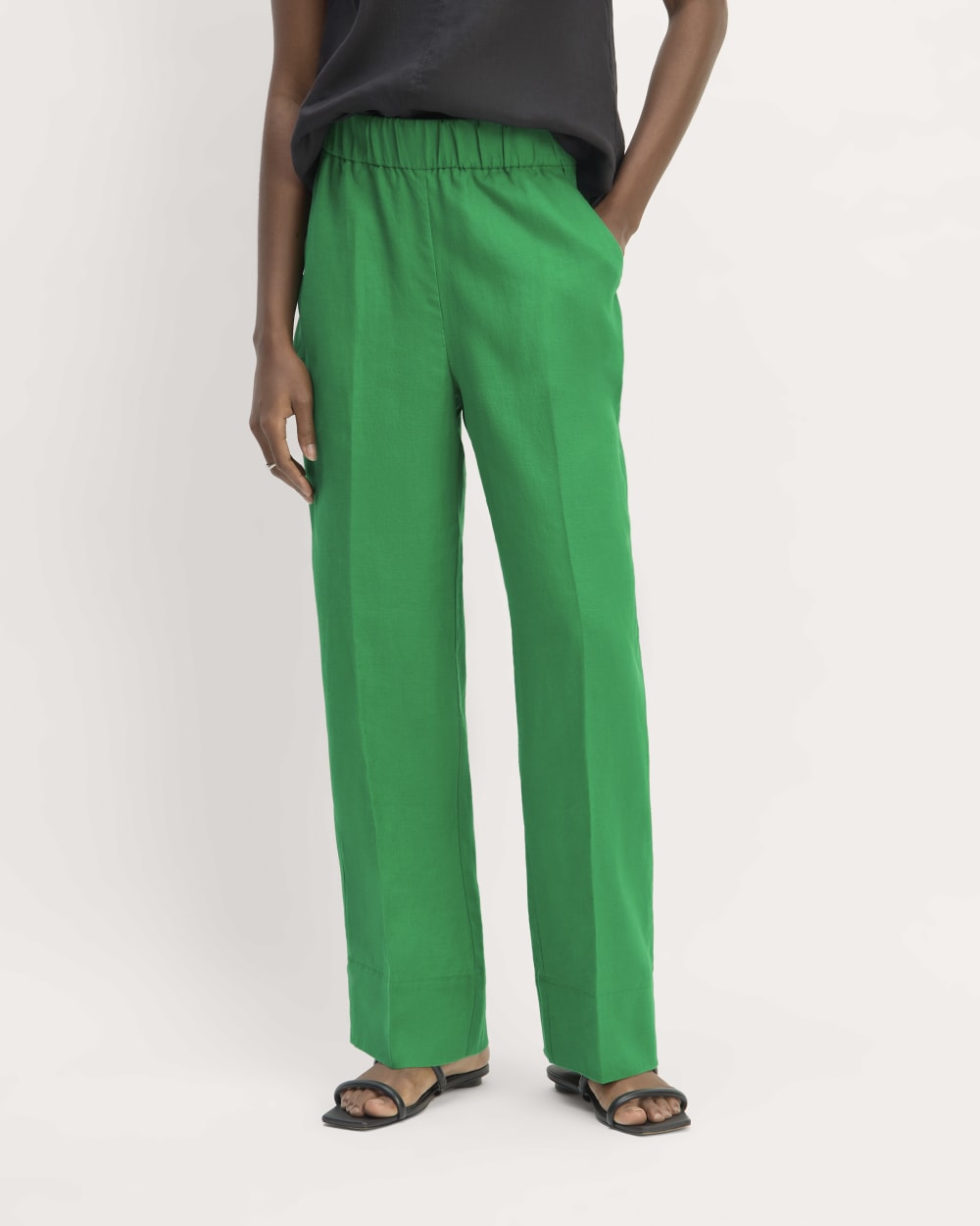 The Linen Easy Pant in Grass Green — detail view