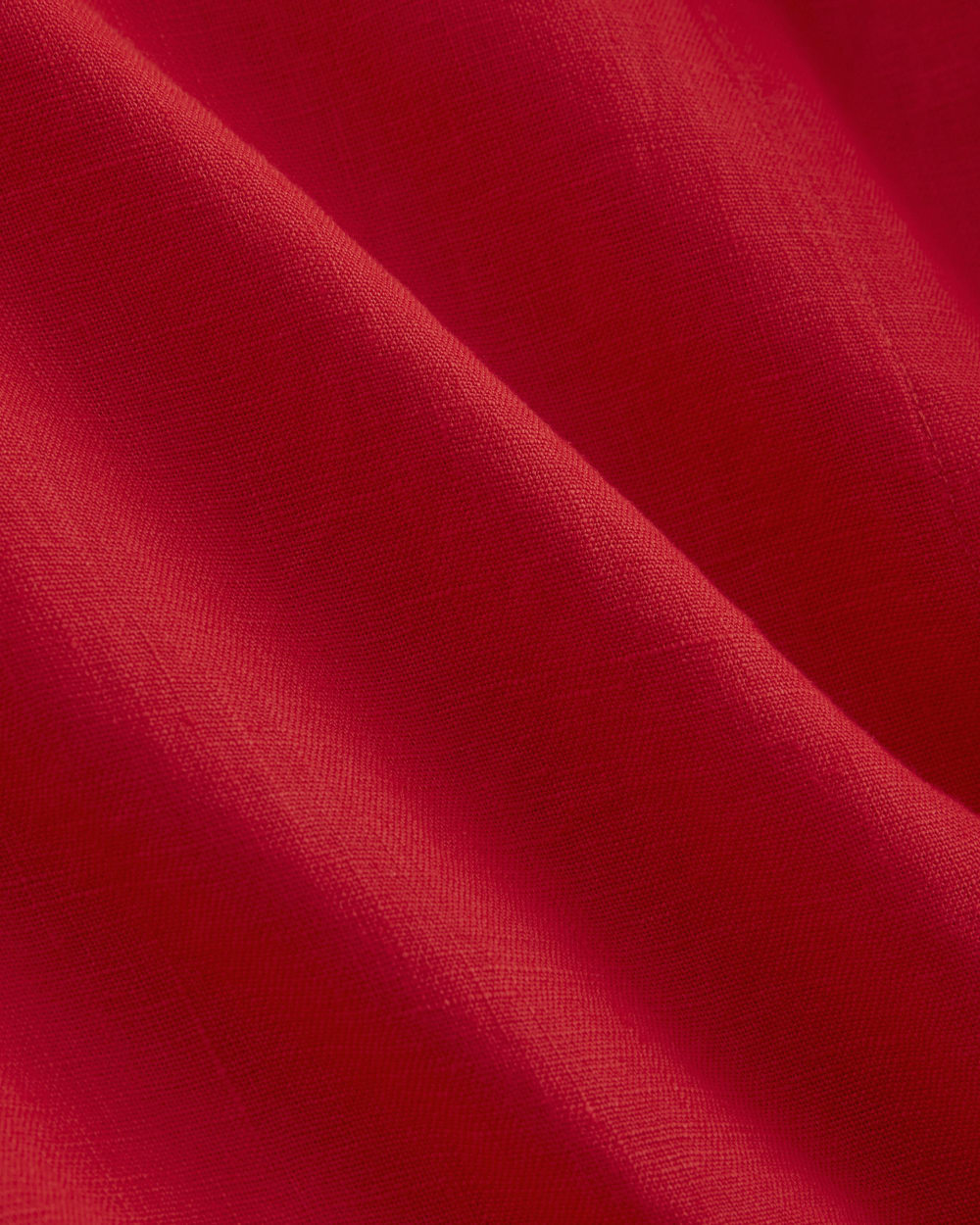 The Notch Shirt in Linen in Classic Red — detail view