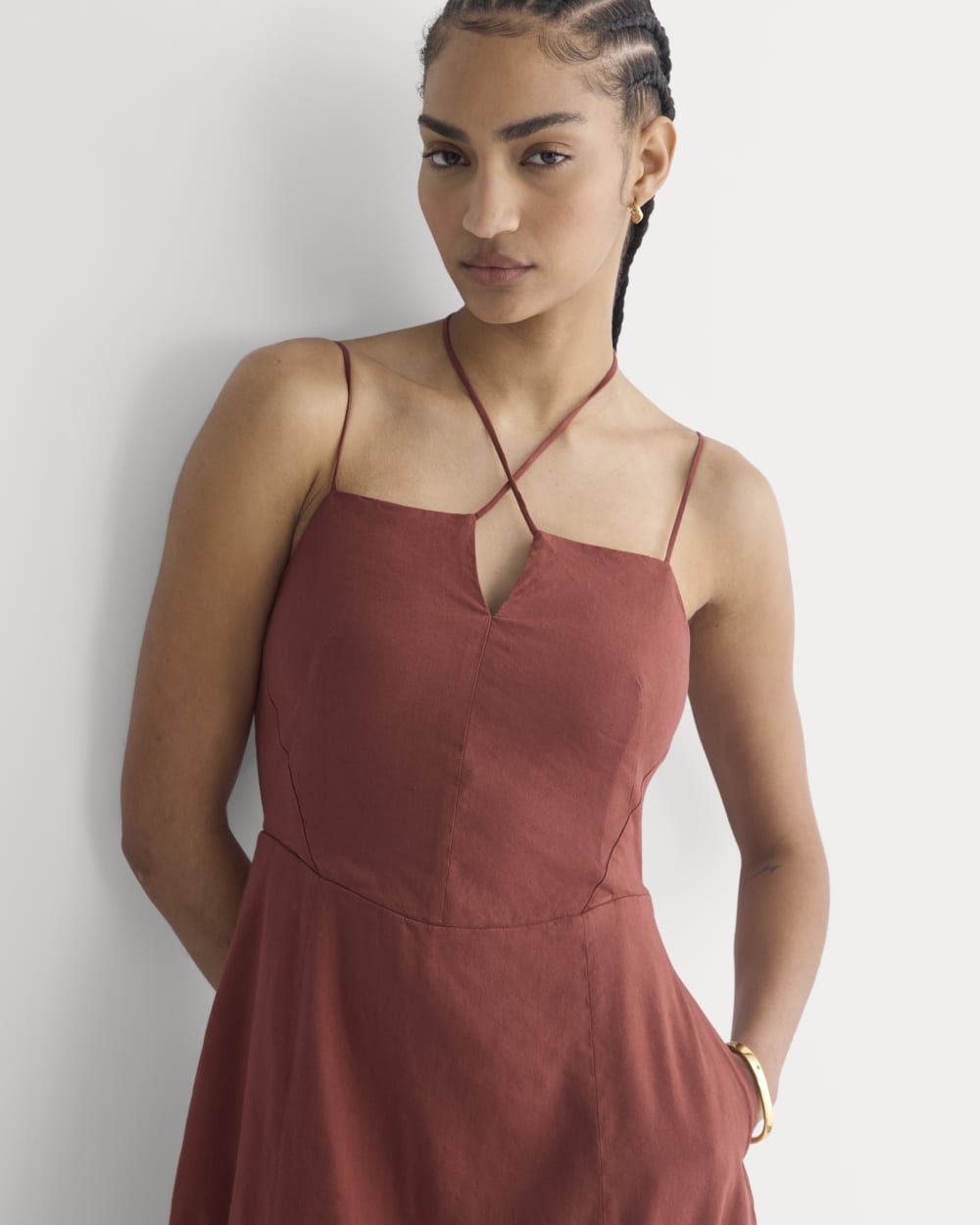 Tie-Neck Dress in Stretch Linen in Henna Red — detail view