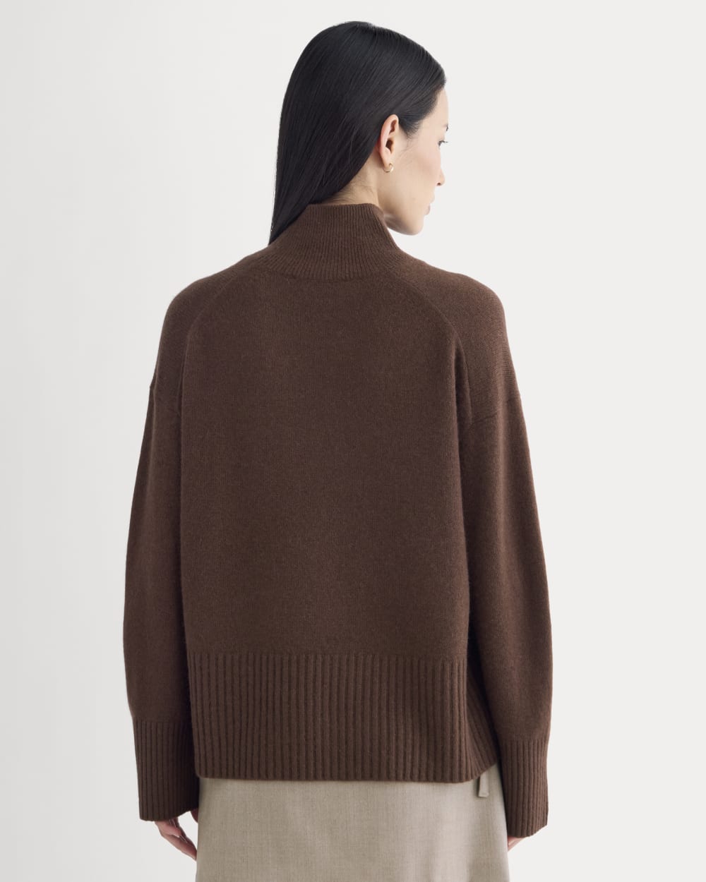 The Boxy Turtleneck in Cashmere in Dark Mahogany — detail view