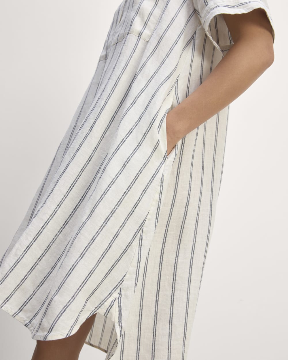 The Daytripper Dress in Linen in Bone/Navy — detail view