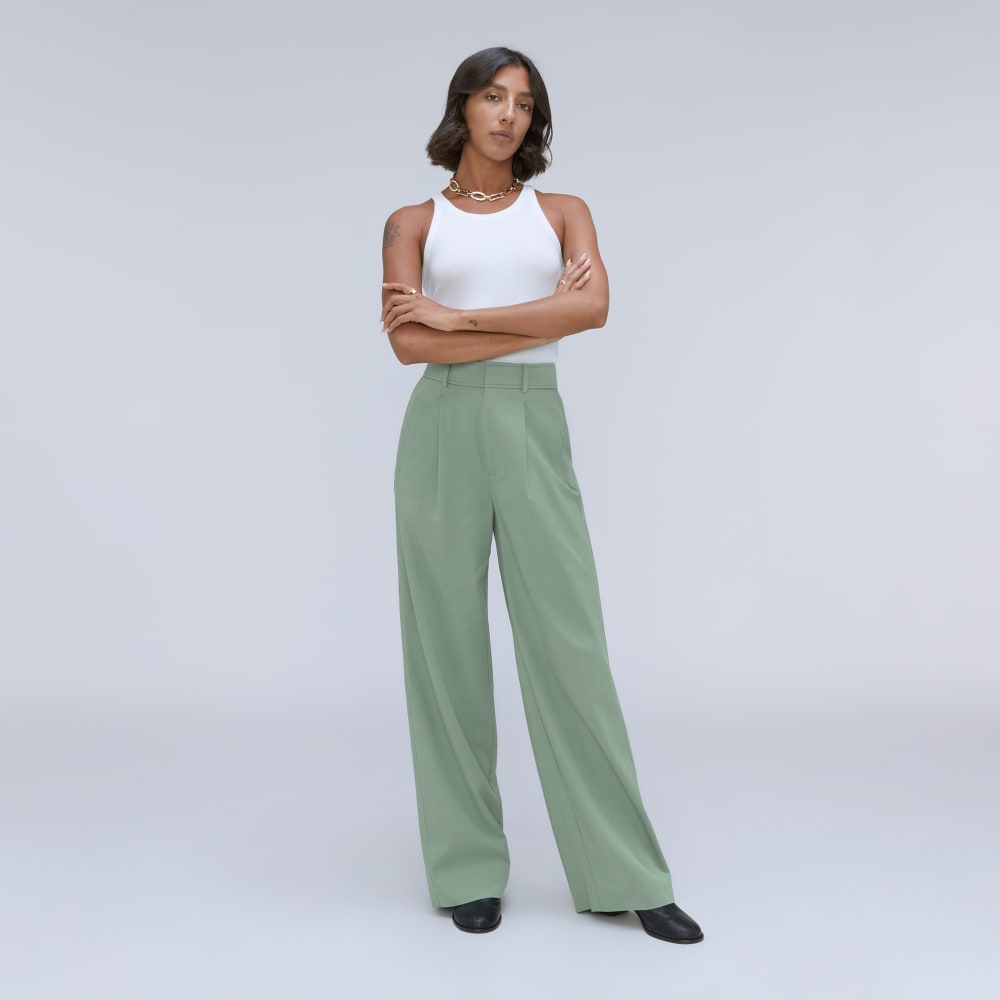 The Draper Pleated Pant in Buttersmooth in Lily Pad — detail view