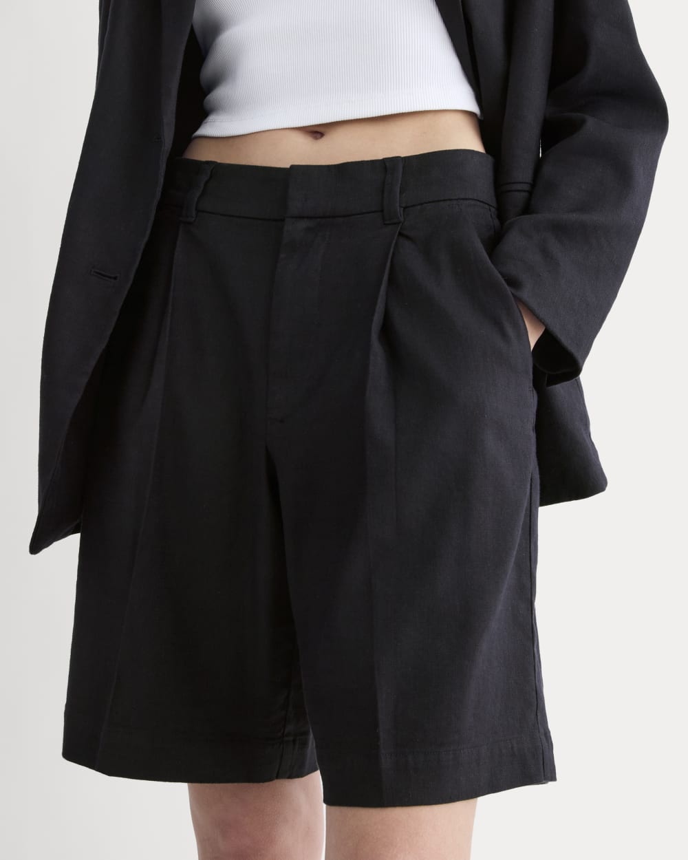 The Pleated Short in Stretch Linen in Black — detail view