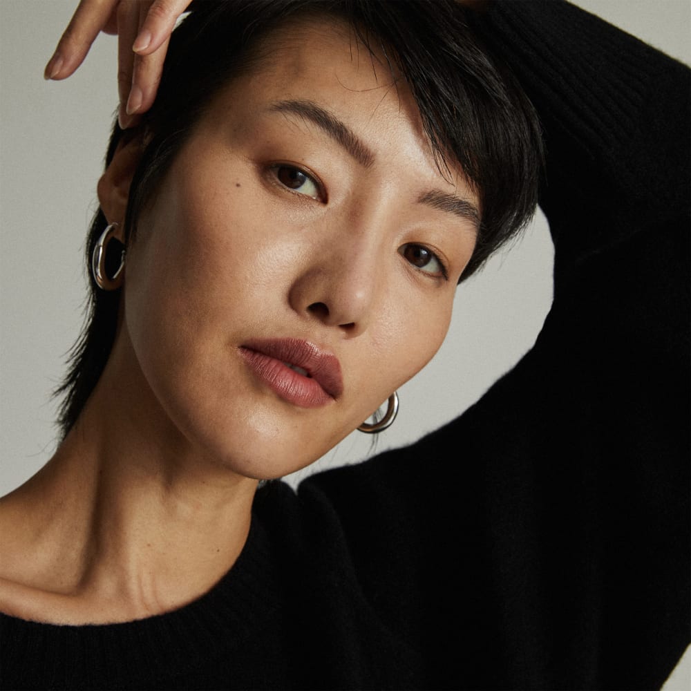 The Cashmere Boxy Crew in Black — detail view