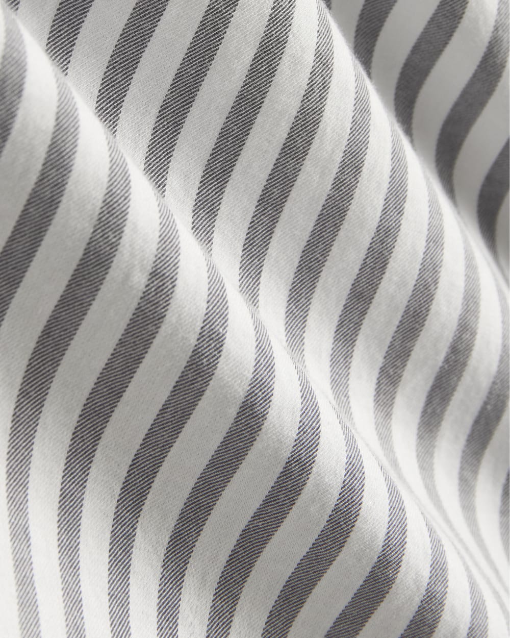 The Way-Short Shirt in Silky Cotton in Periscope / Bone — detail view