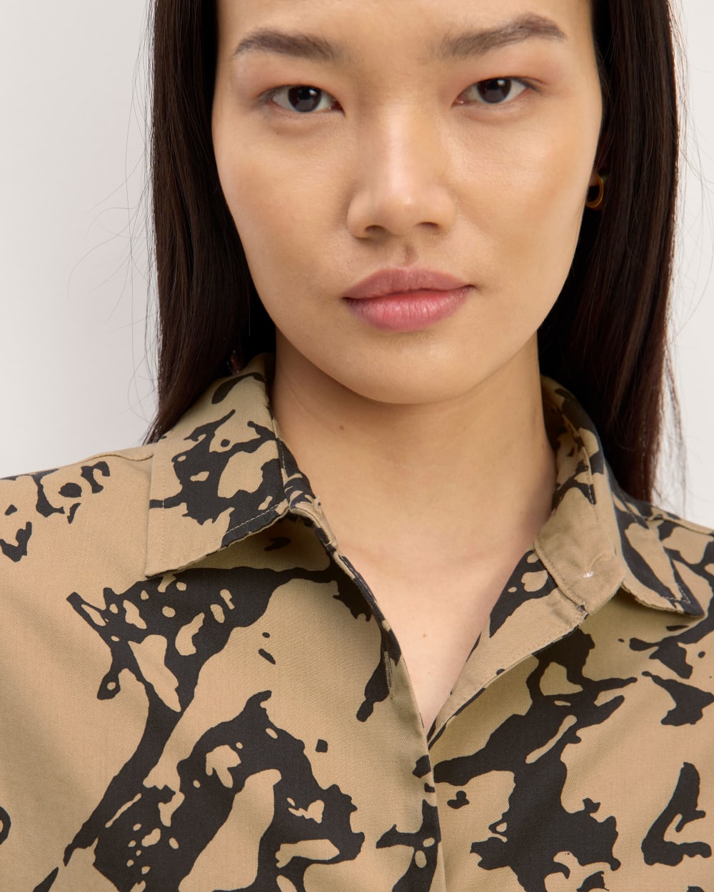 The Short-Sleeve Shirt in Butterlite in Black / Cornstalk Abstract — detail view