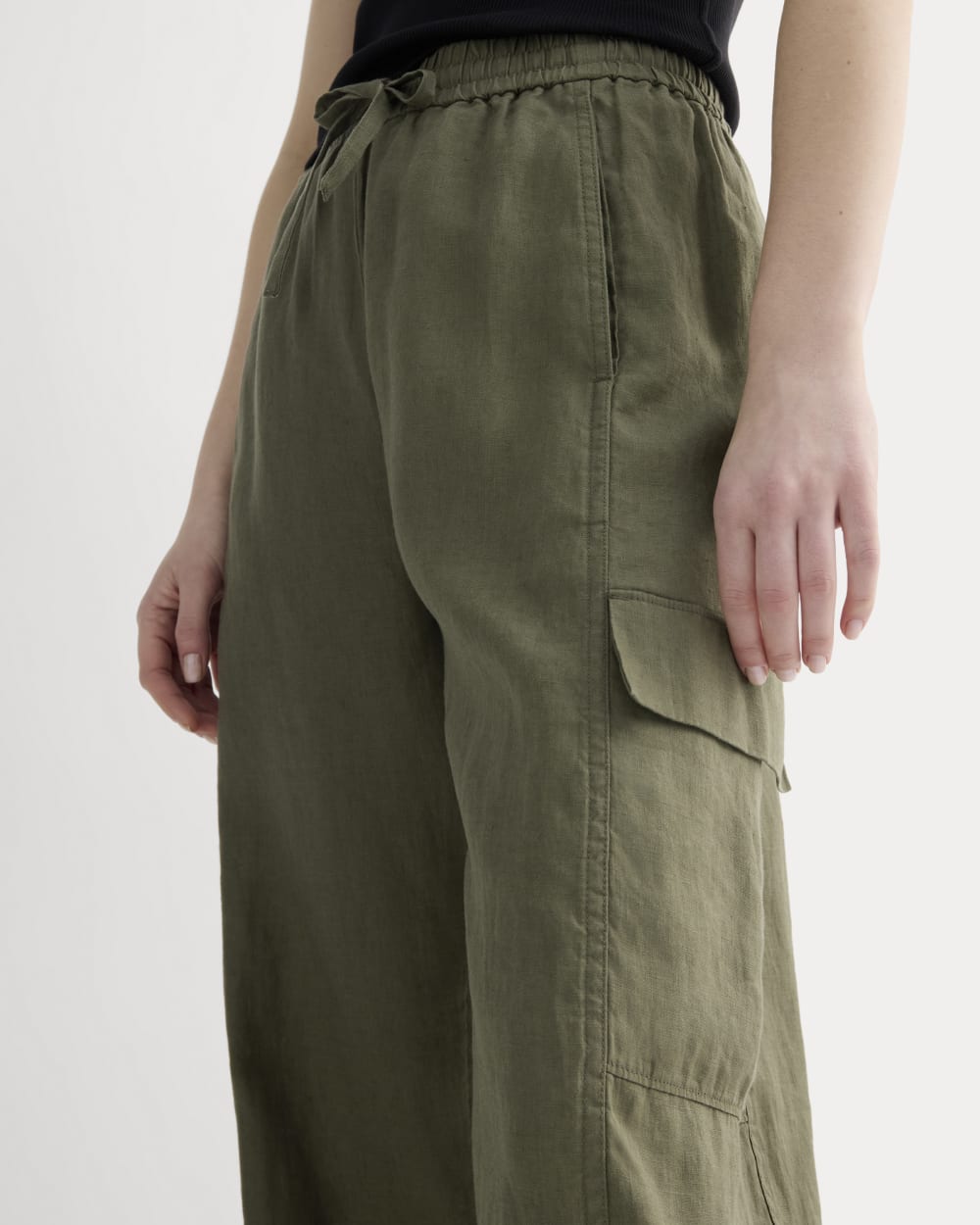 The Cargo Curve Pant in Linen in Kalamata — detail view