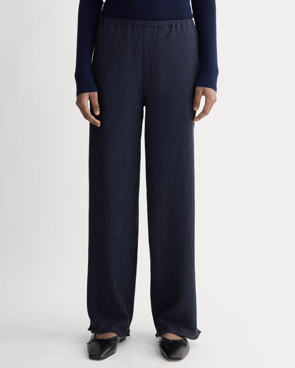 The Crinkle Pant in Navy — detail view