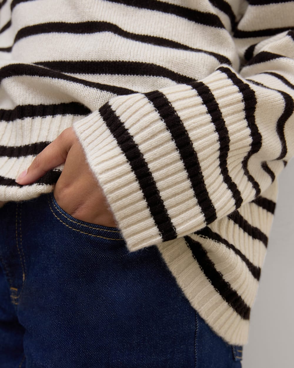 The Boxy Turtleneck in Cashmere in Bone / Black — detail view