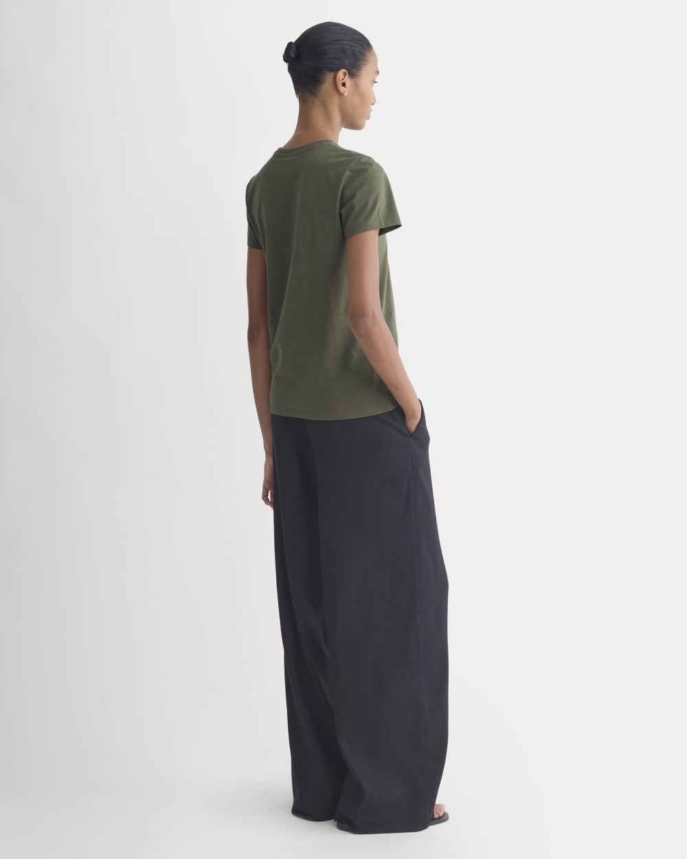 The Slim Crew in Essential Cotton in Olive Night — detail view