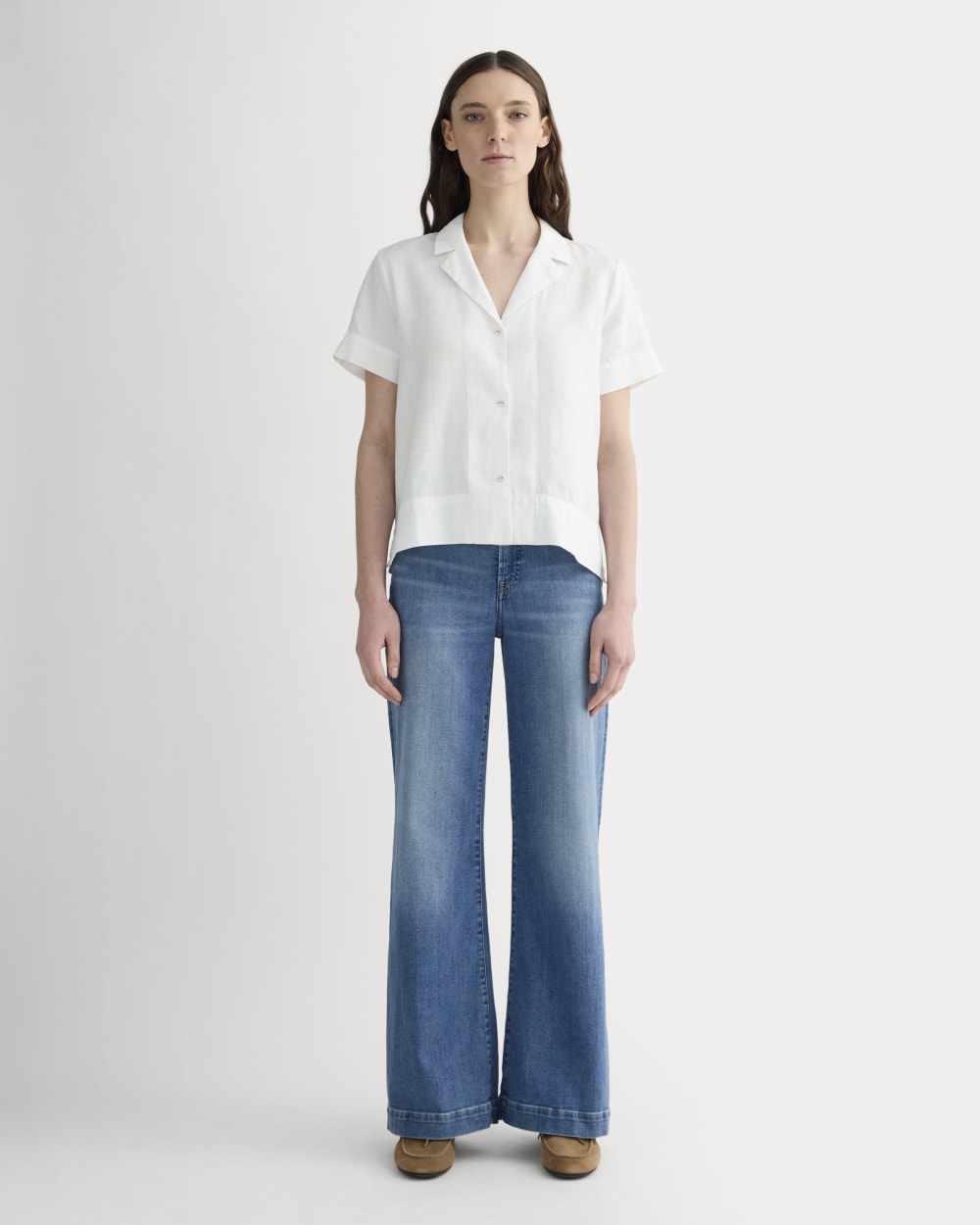 The Notch Shirt in Linen in White — detail view