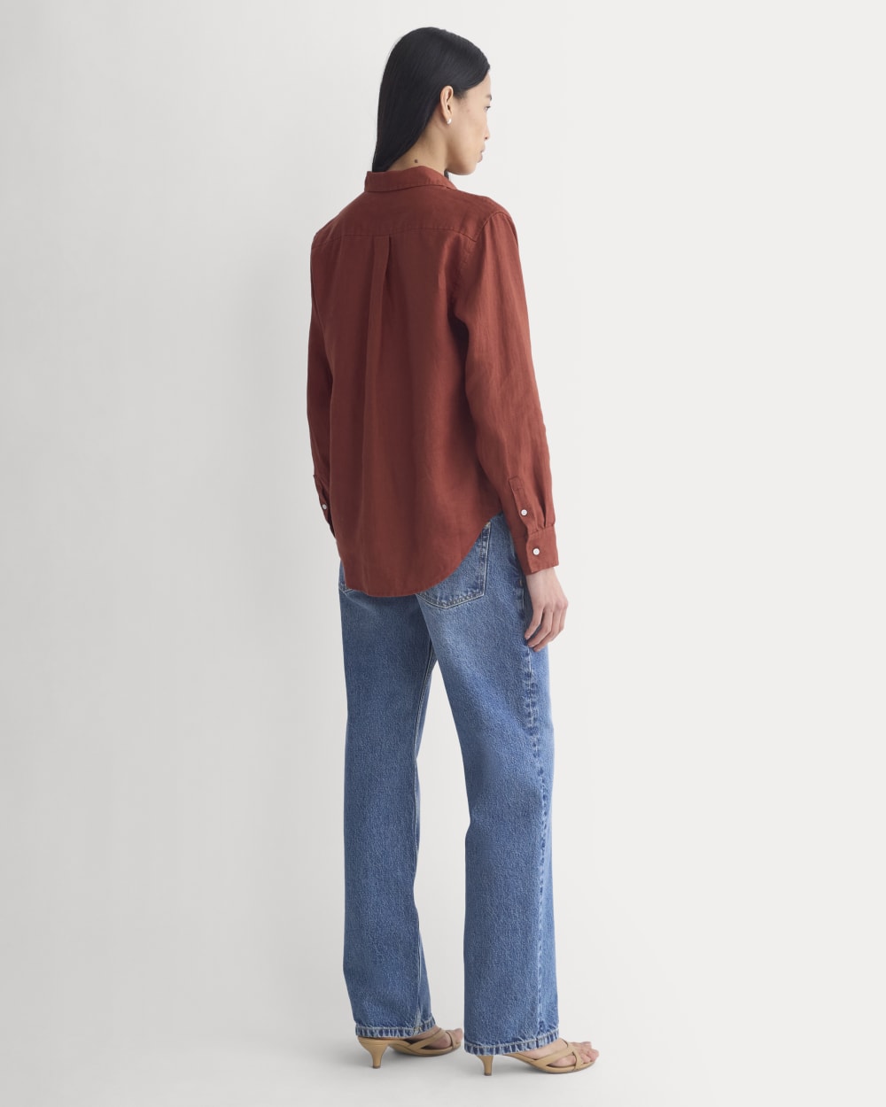 The Must-Have Shirt in Linen in Henna Red — detail view