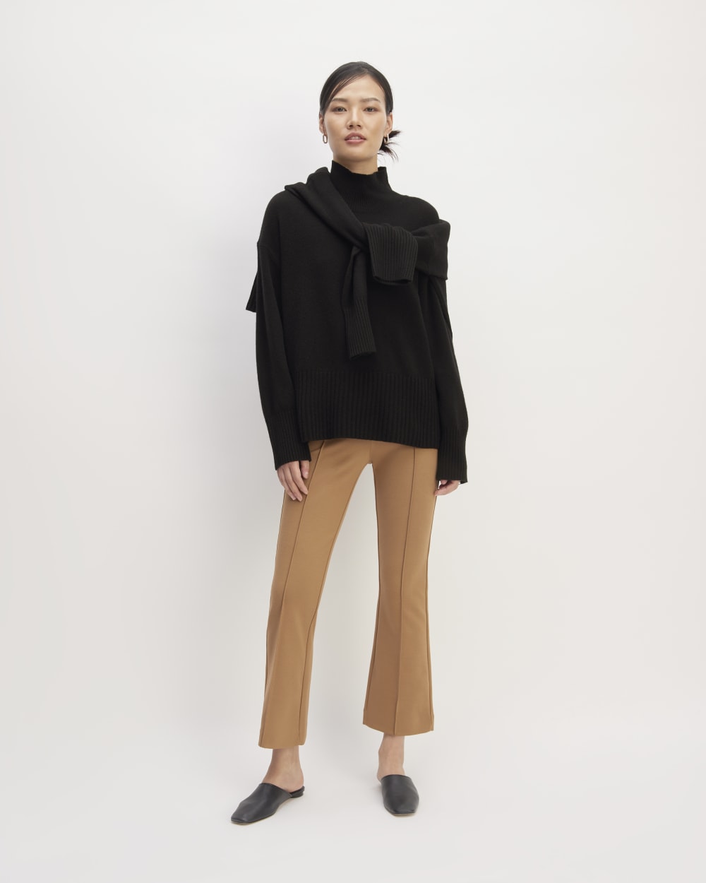 The Cashmere Oversized Turtleneck in Black — detail view