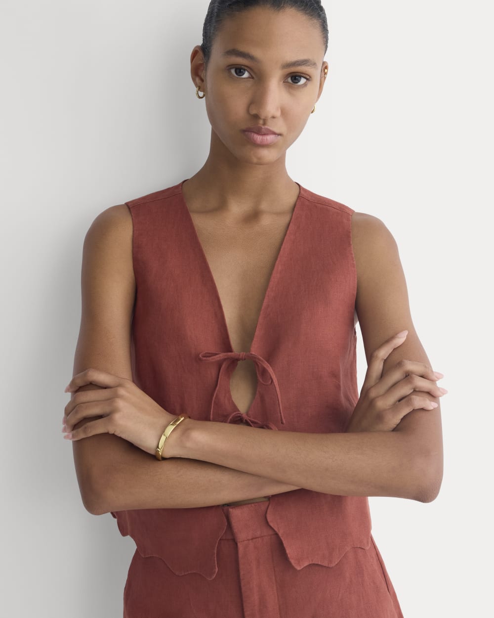 Tie-Front Scallop Tank in Linen in Henna Red — detail view