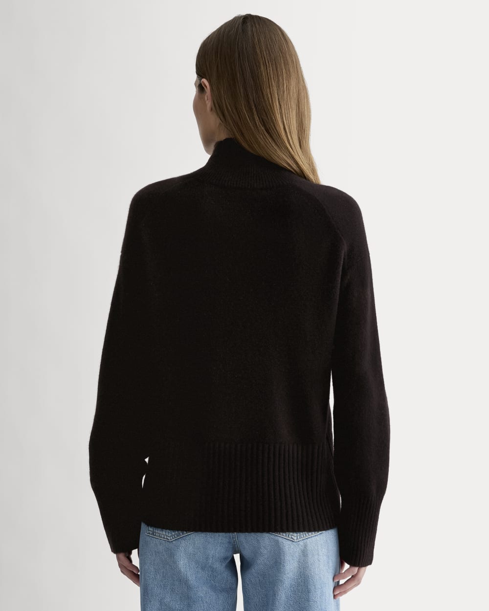 The Boxy Turtleneck in Cashmere in Black — detail view
