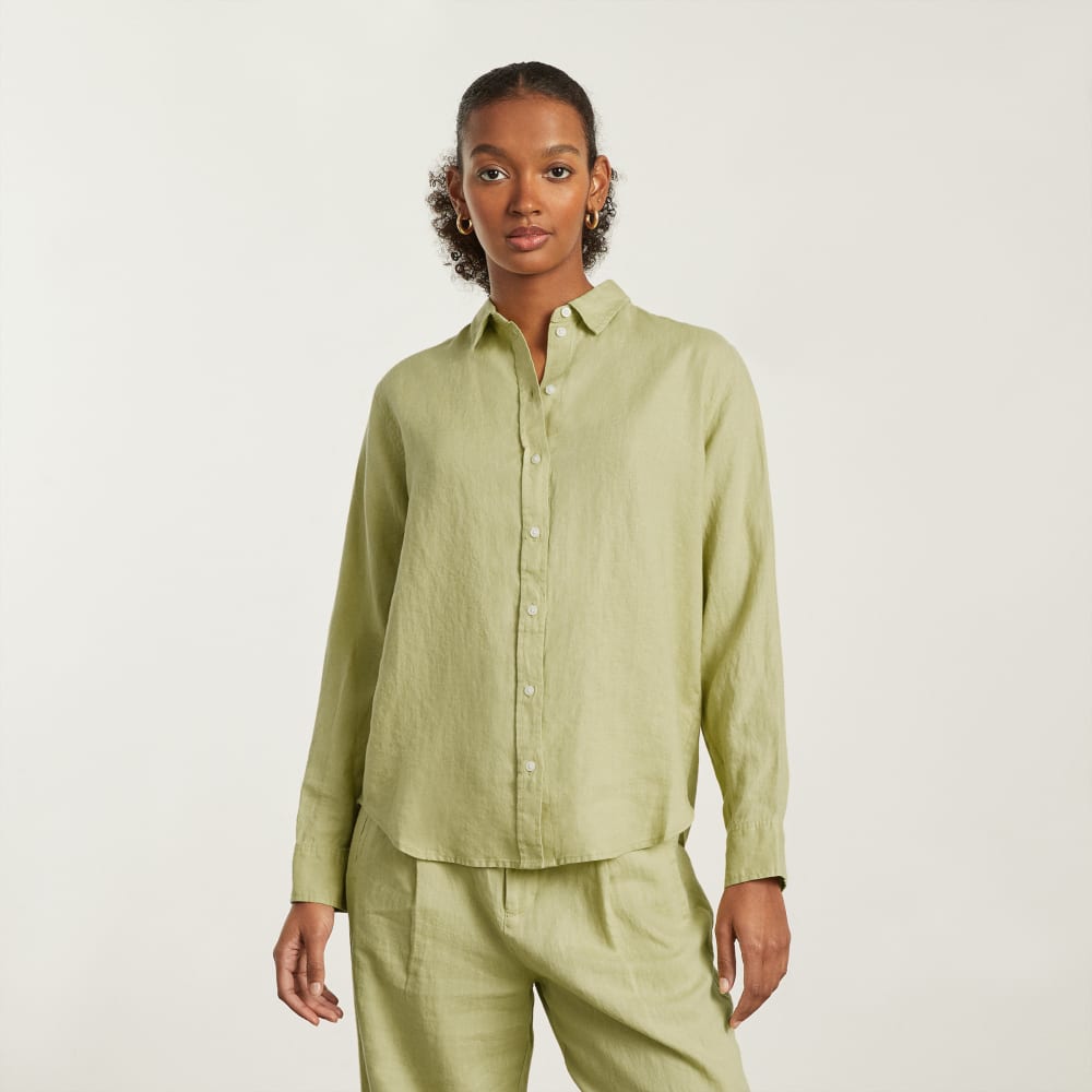 The Must-Have Shirt in Linen in Leek — detail view