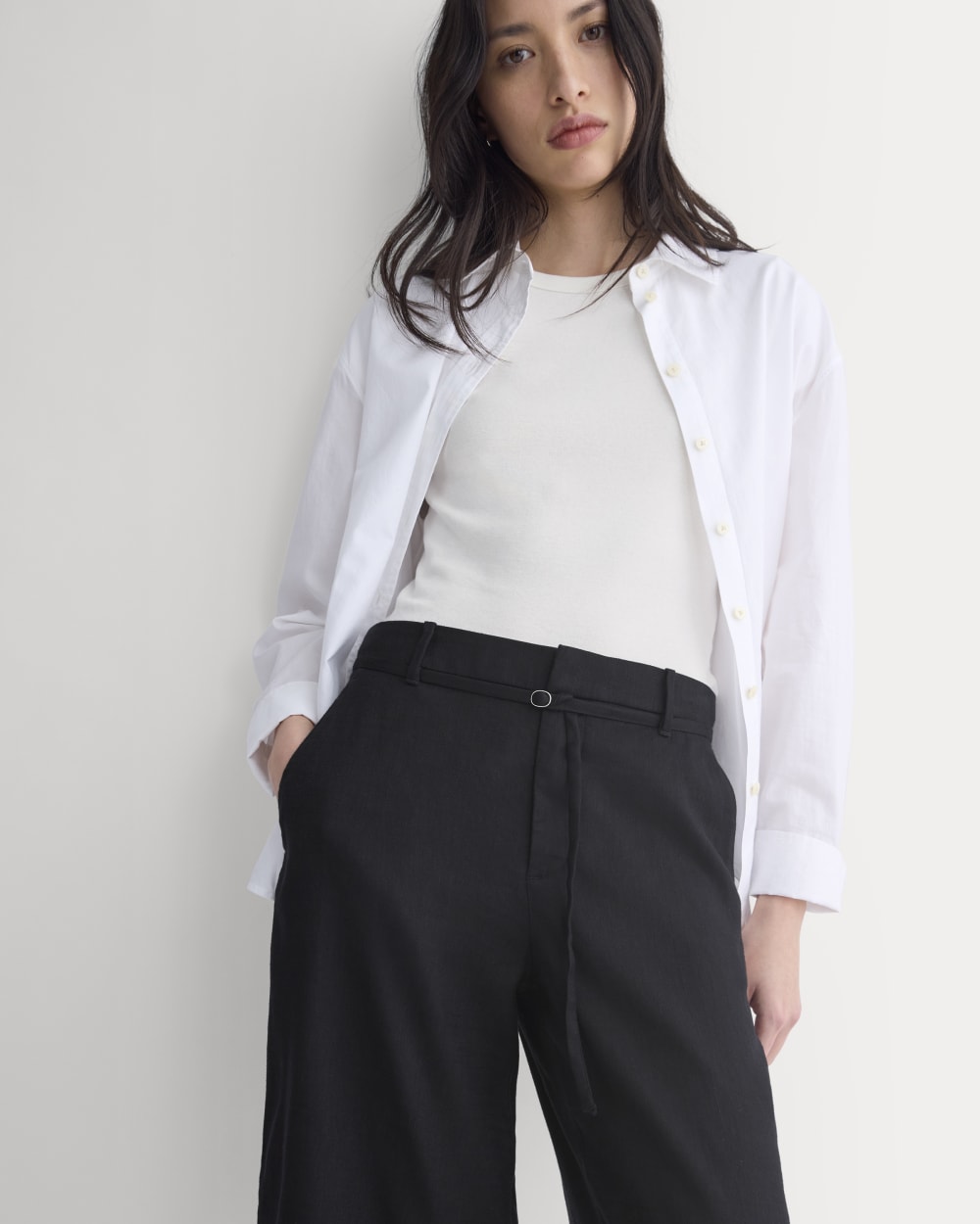 Long Tailored Short in Stretch Linen in Black — detail view