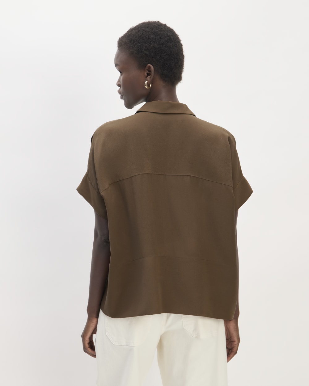 The Boxy Shirt in Washable Silk in Cocoa — detail view