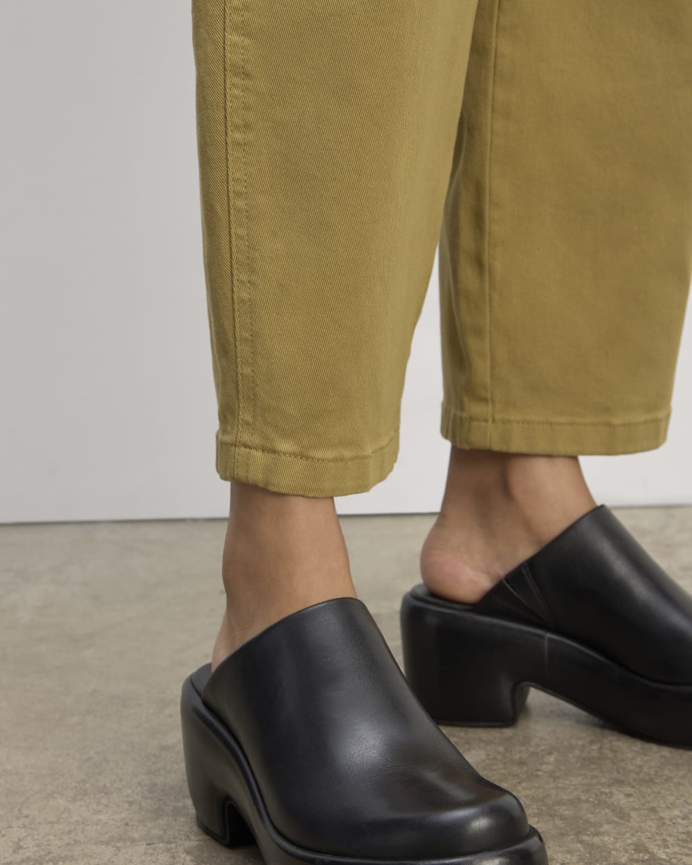 The Utility Curve Pant in Fennel Seed — detail view
