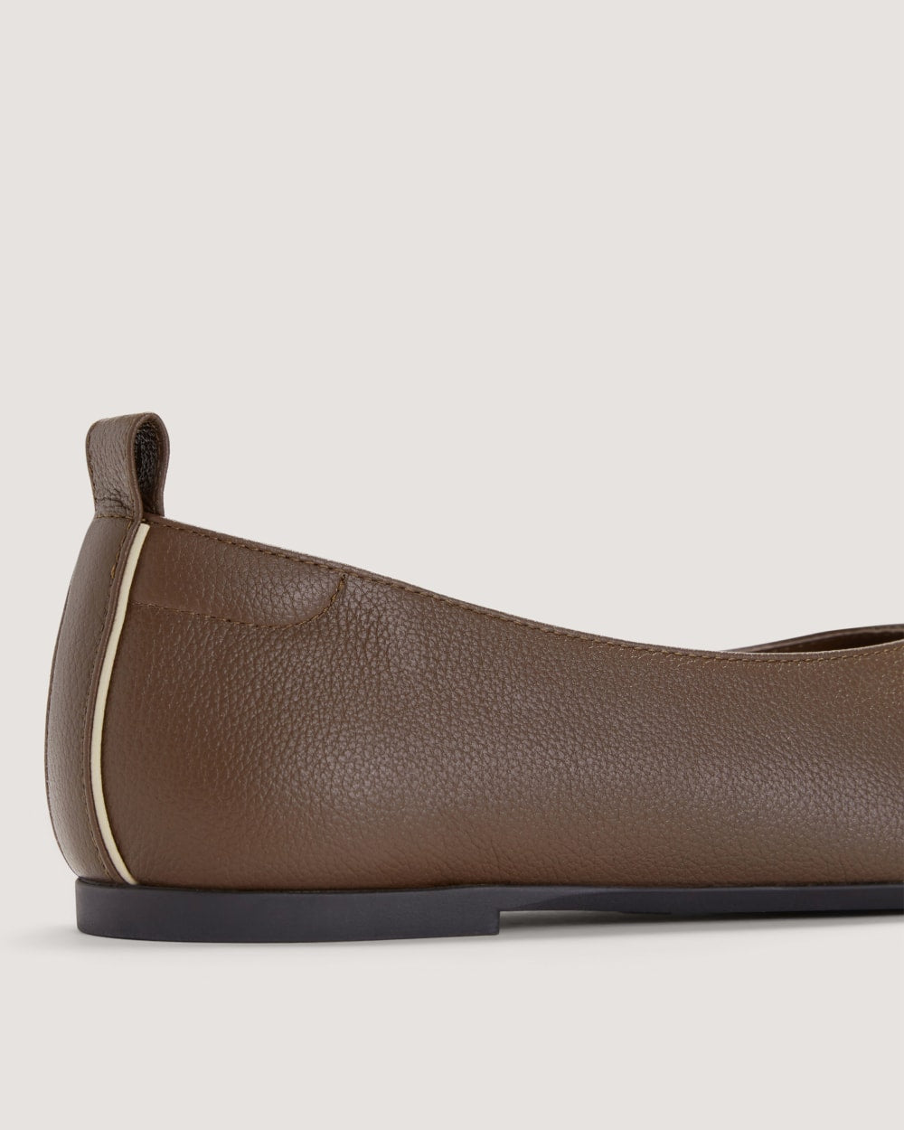 The Day Glove in Narrow Fit in Cocoa — detail view