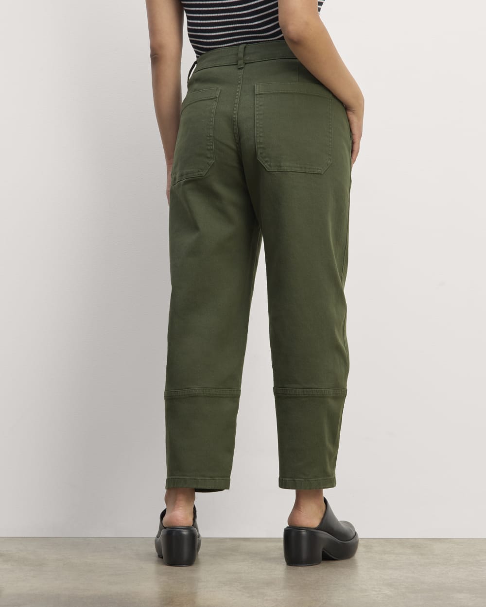 The Utility Barrel Pant in Dark Forest — detail view