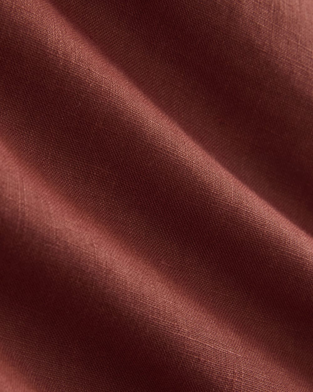Scalloped Edge Short in Linen in Henna Red — detail view