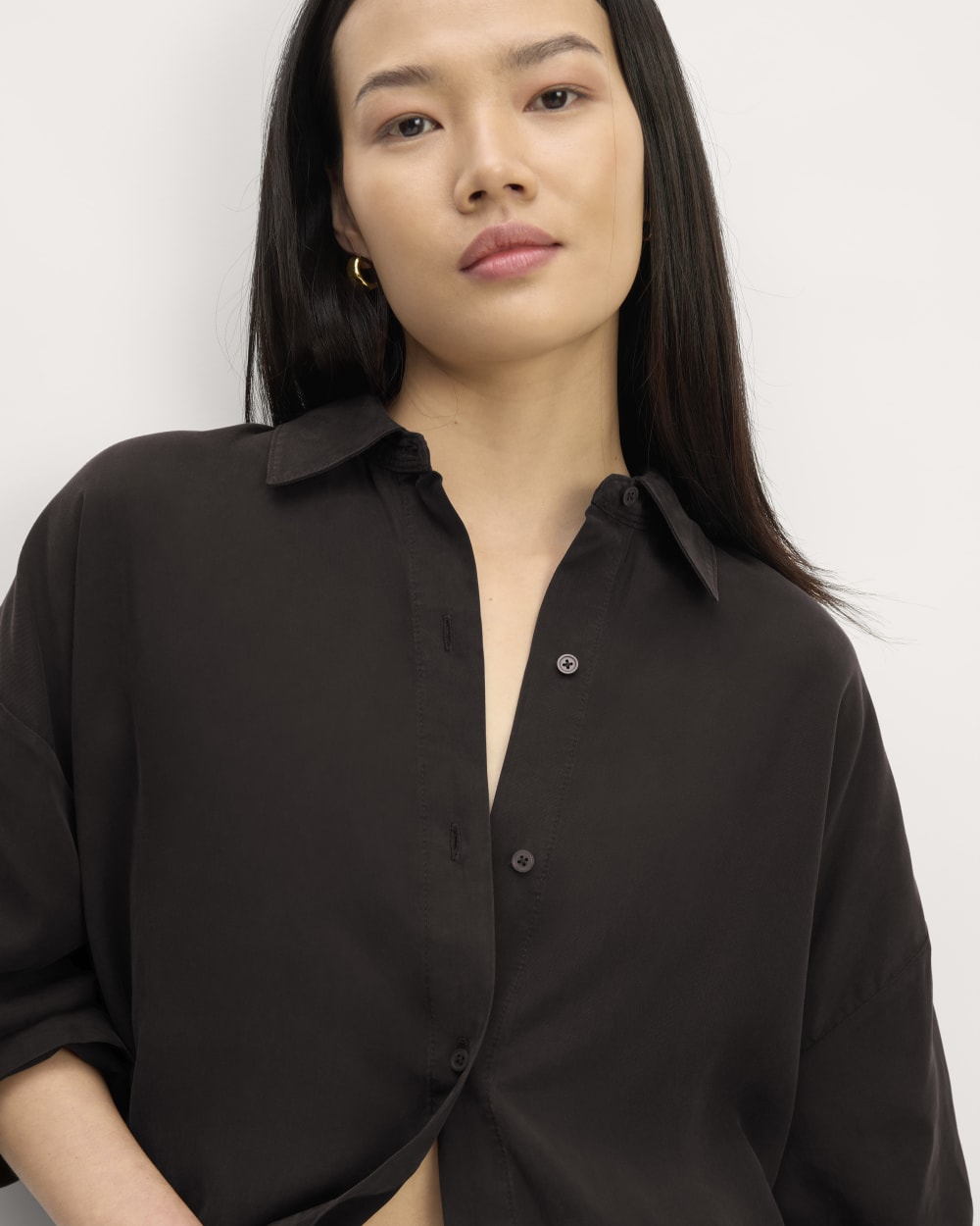The Oversized Shirt in Butterlite in Black — detail view