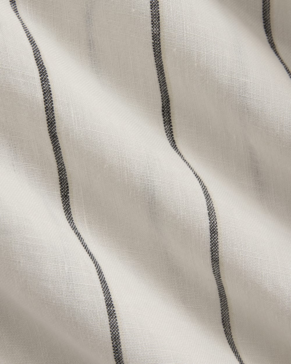The Must-Have Shirt in Linen in Gardenia/Meteorite — detail view