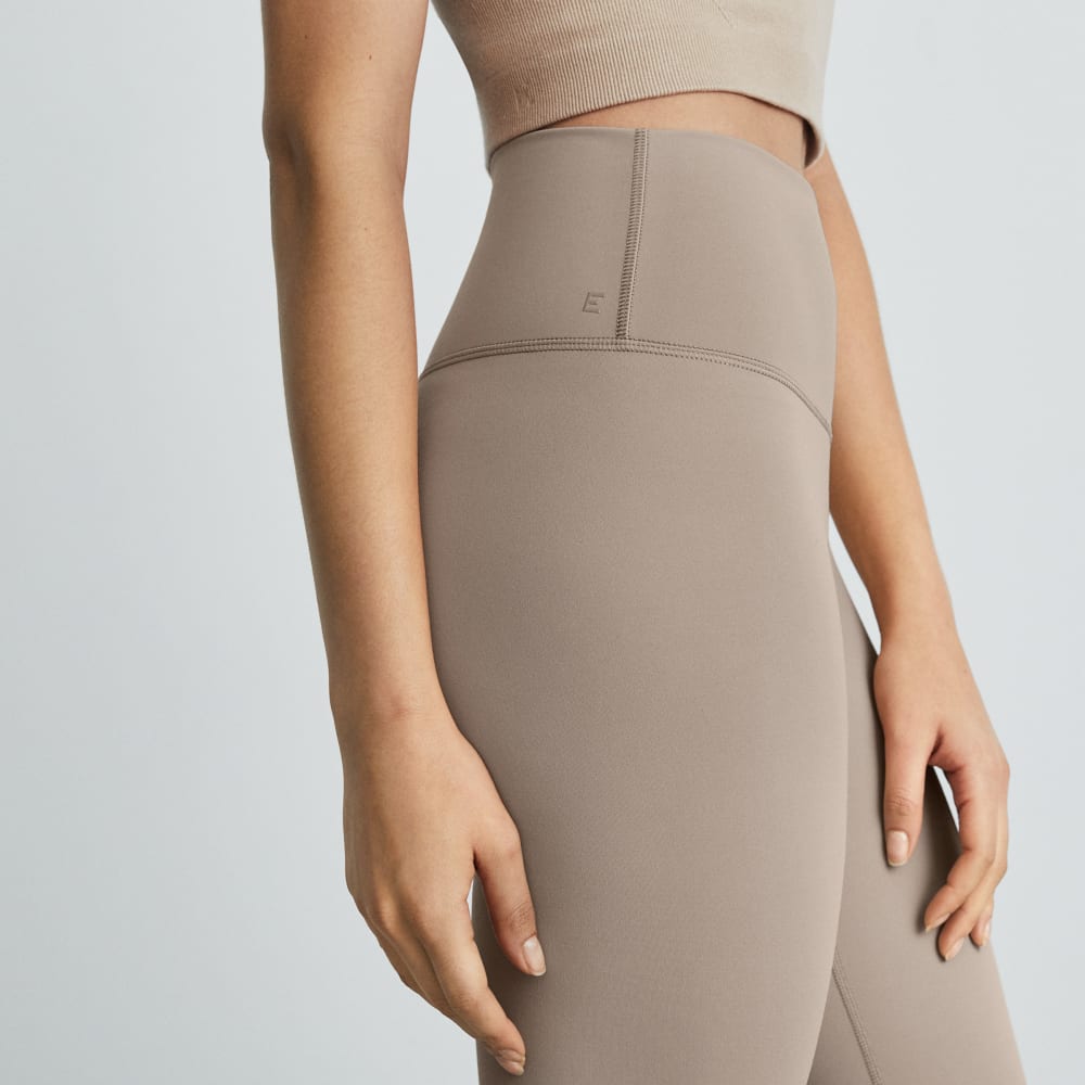 The Perform 24/7 Legging in Burnt Sugar — detail view