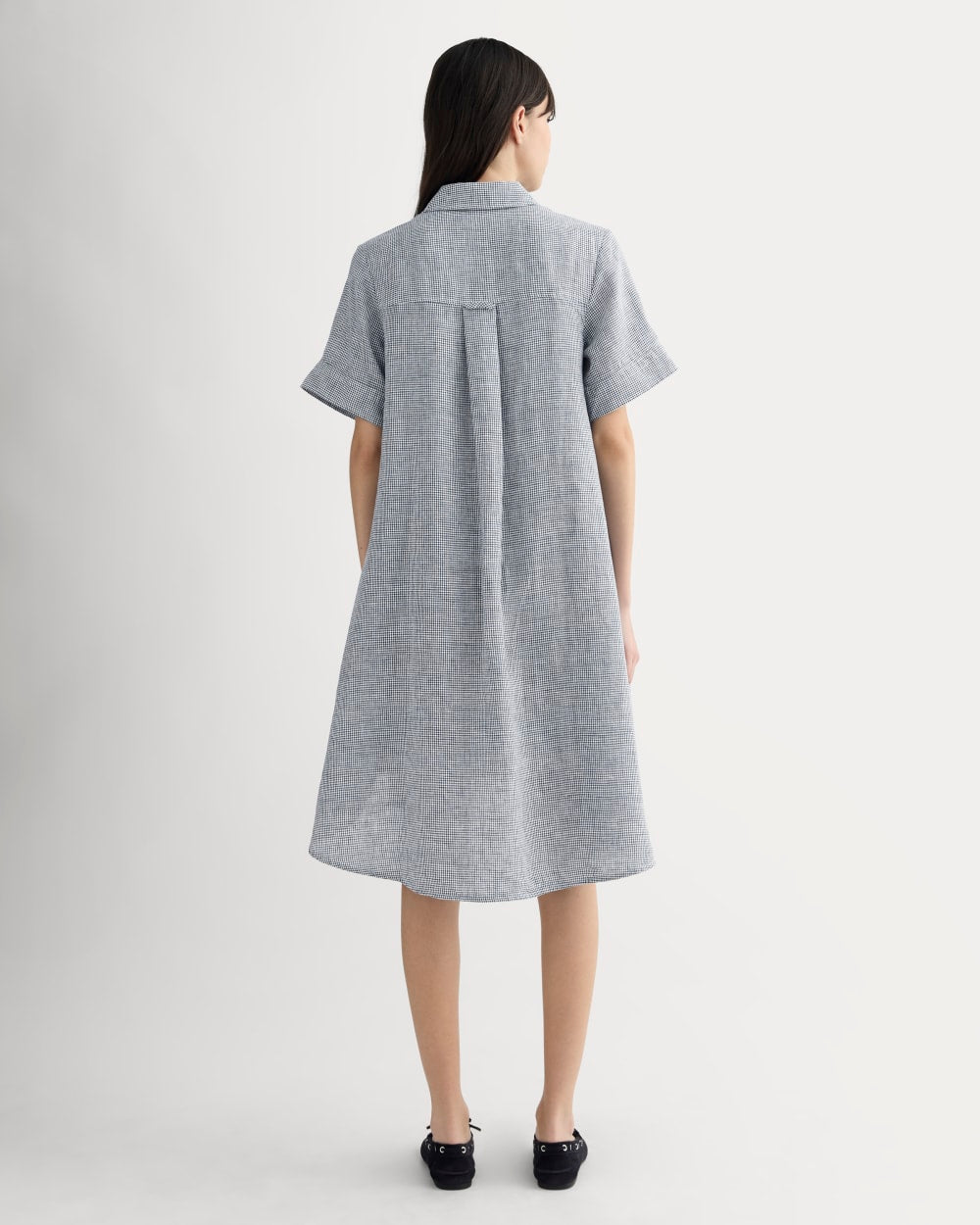 The Daytripper Dress in Linen in Midnight Navy Gingham — detail view