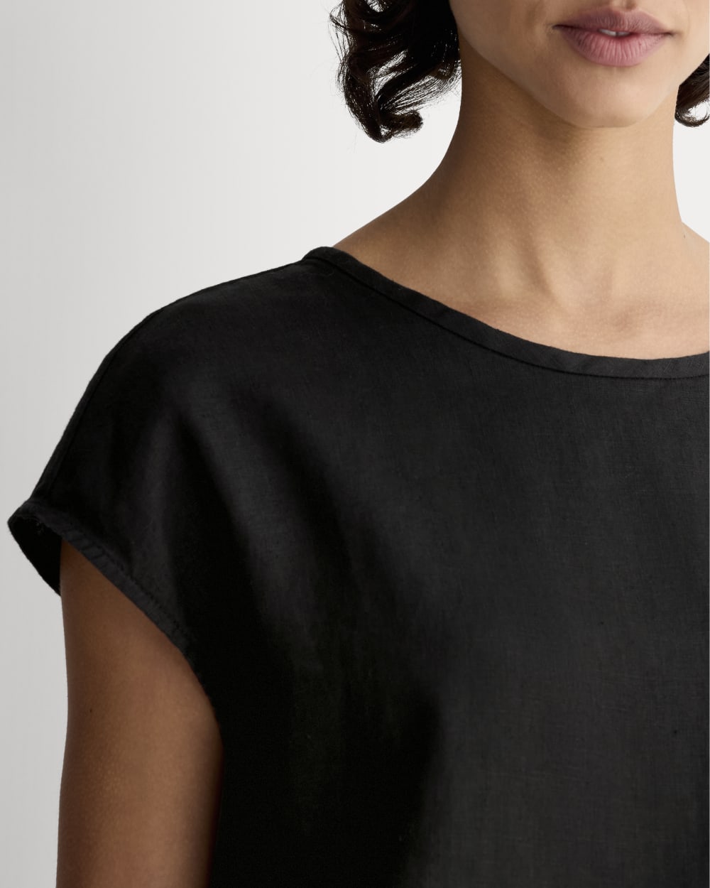 The Muscle Top in Linen in Black — detail view