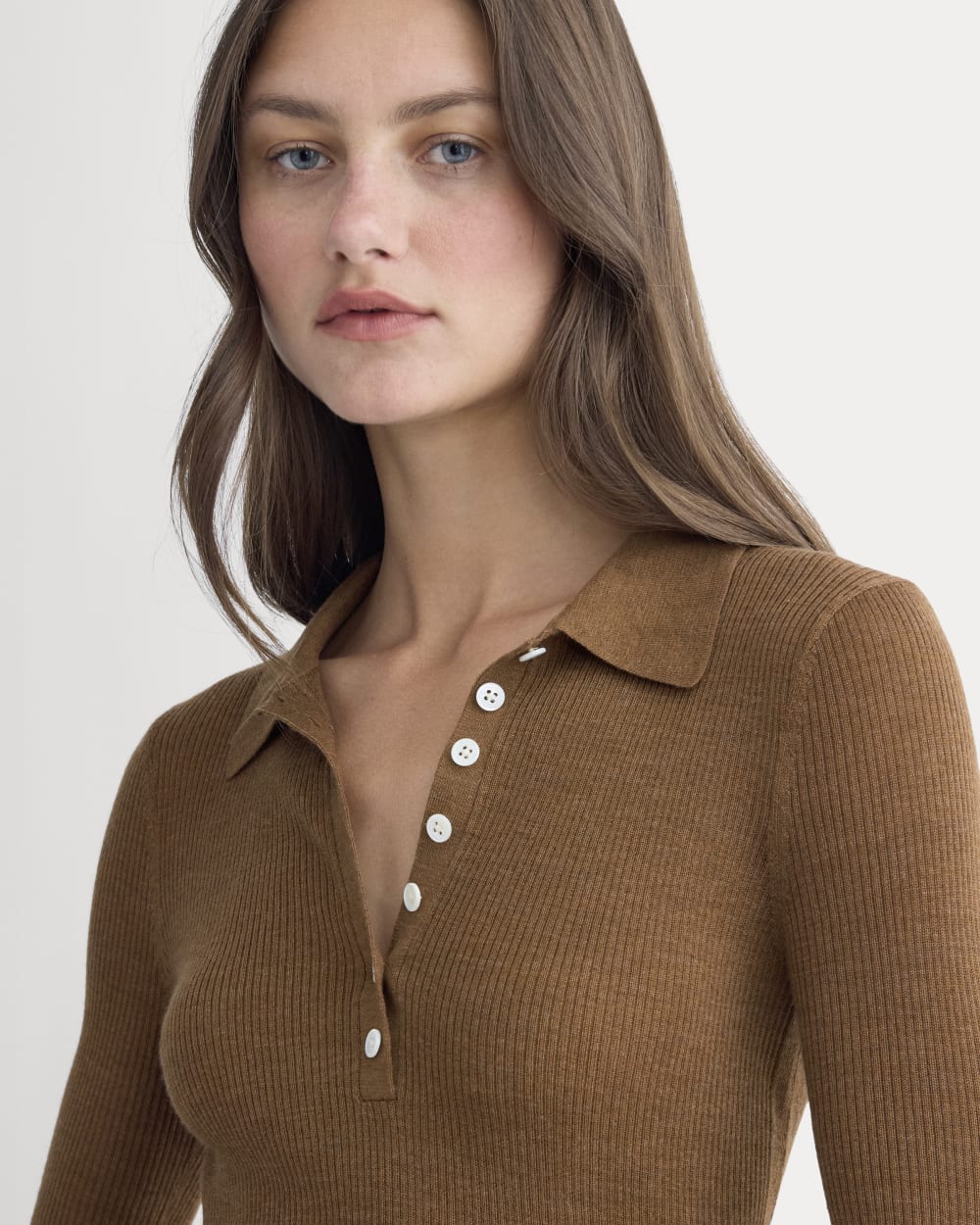The Polo in Ultrasoft Merino in Heathered Toffee — detail view