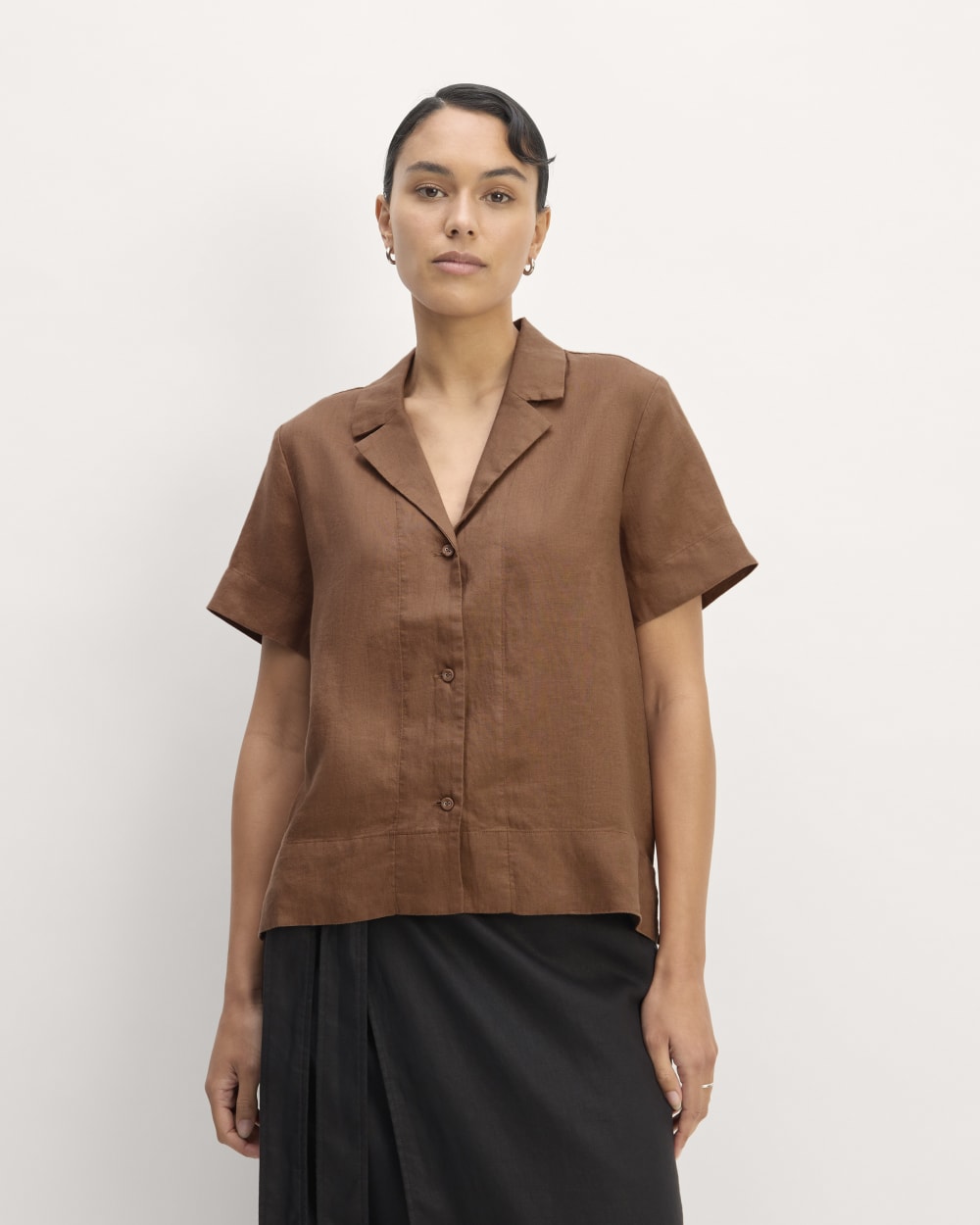 The Notch Shirt in Linen in Carob Brown — front view