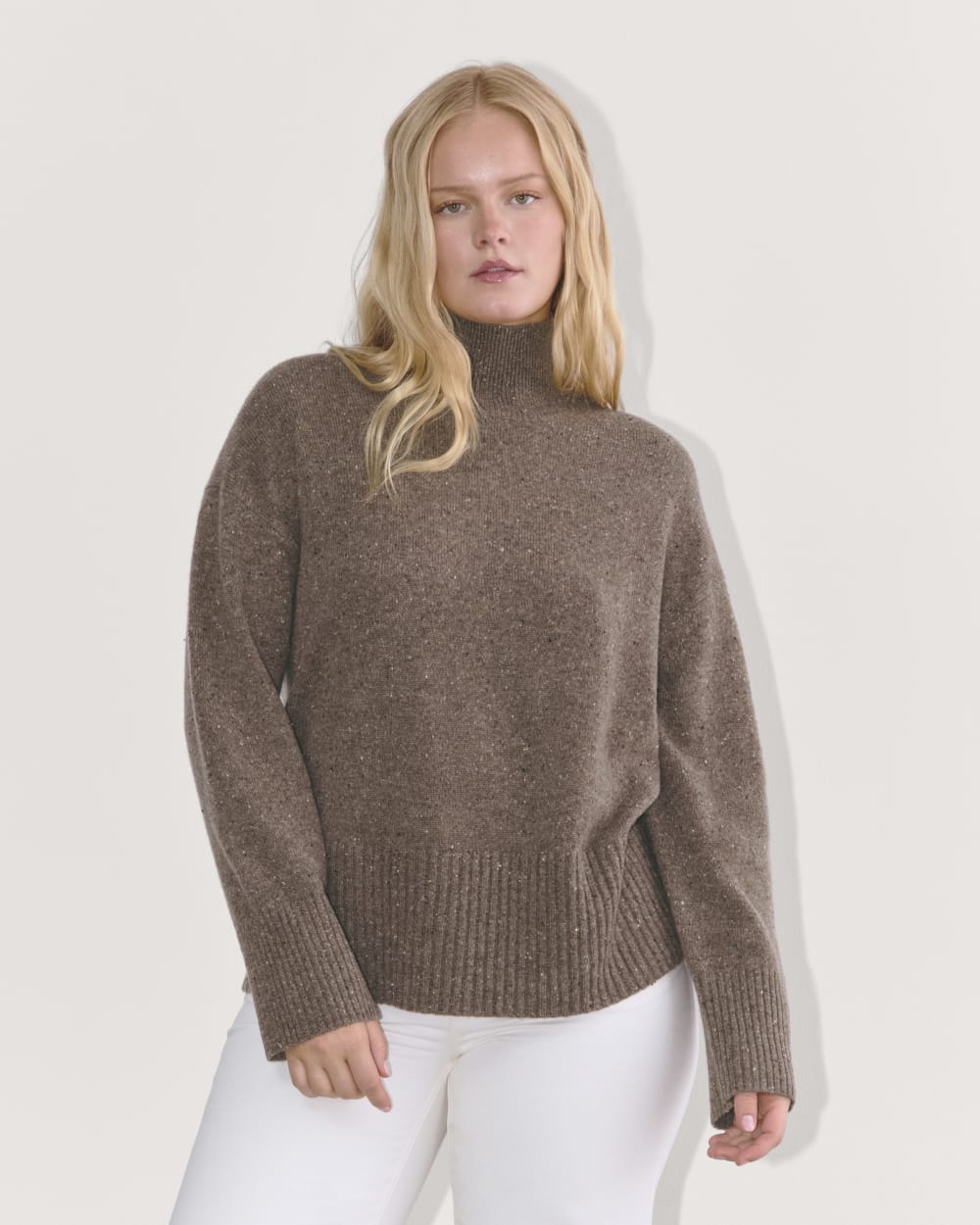 The Boxy Turtleneck in Cashmere in Taupe Brown Donegal — front view