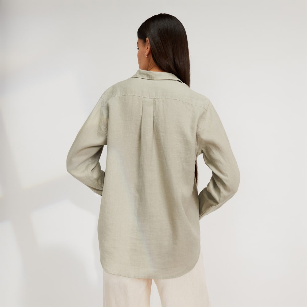 The Must-Have Shirt in Linen in Seagrass — detail view