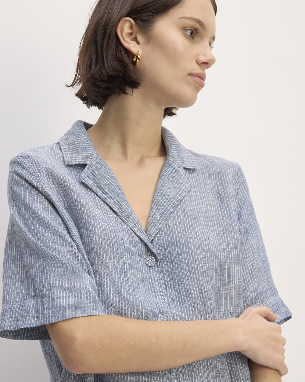 The Shirtdress in Linen in White / Blue — detail view