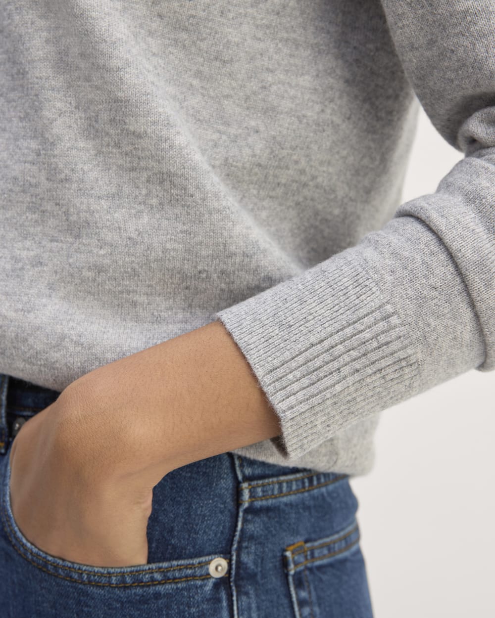 The Classic Crew in Cashmere in Light Heather Grey — detail view