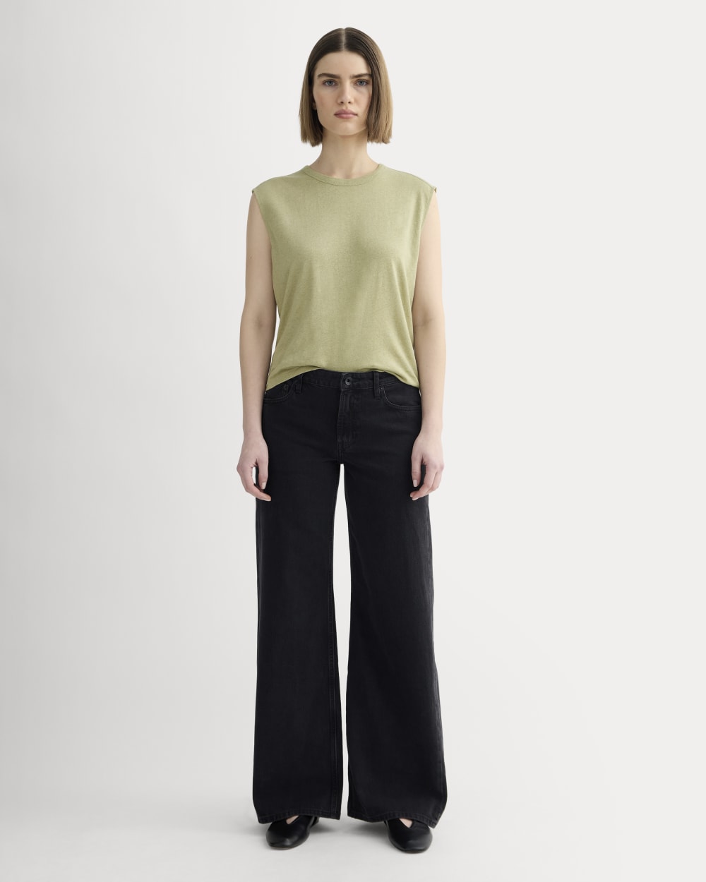 The Muscle Tee in Cotton Linen in Eucalyptus — detail view
