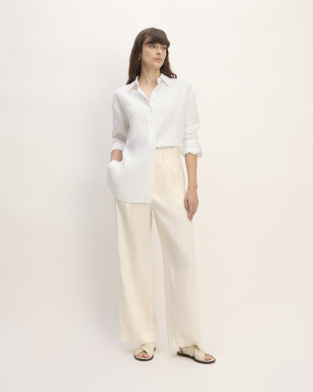 The Boyfriend Shirt in Linen in White — detail view