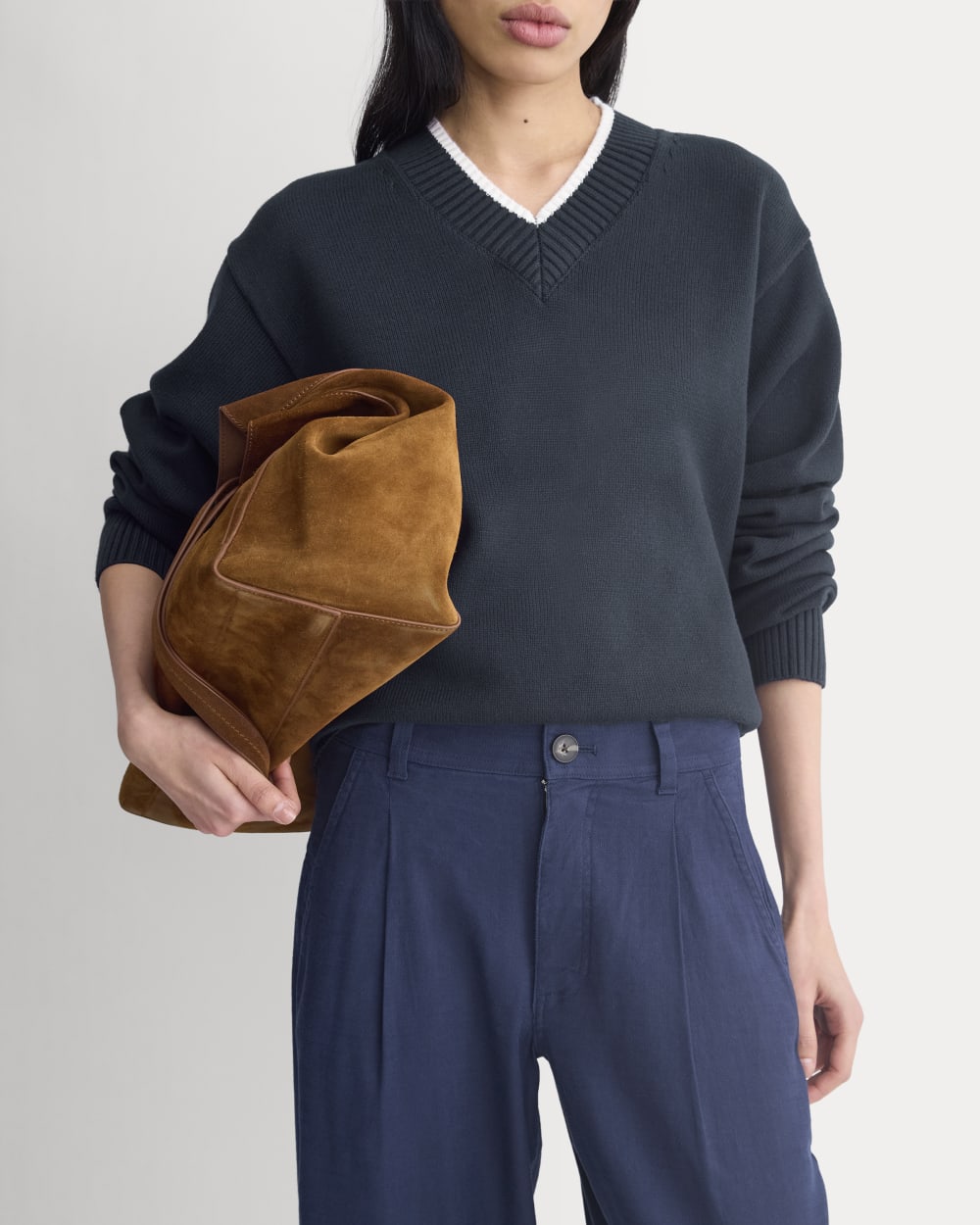 The Everywhere Pant in Stretch Linen in Navy — detail view