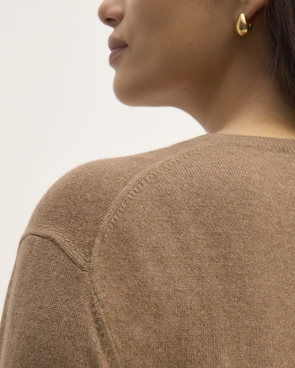 The Classic Crew in Cashmere in Heathered Brown — detail view