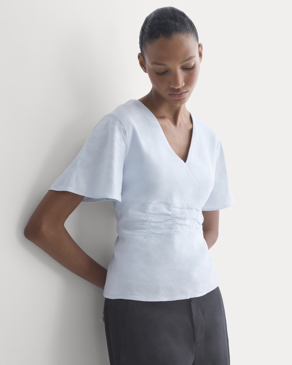 Cinched Top in Stretch Linen in Skywriting — front view